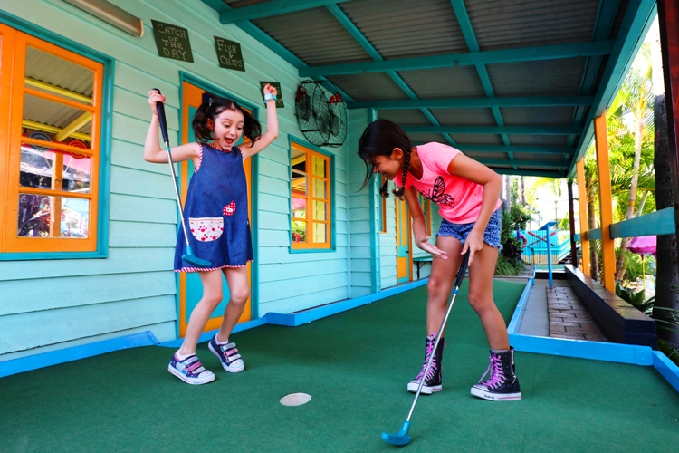 best-gold-coast-school-holiday-activities-blog-putt-putt-golf